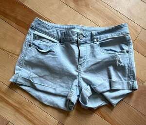 SIZE 11 SO Juniors' Light Wash Distressed Cuffed Denim Jean Shorts